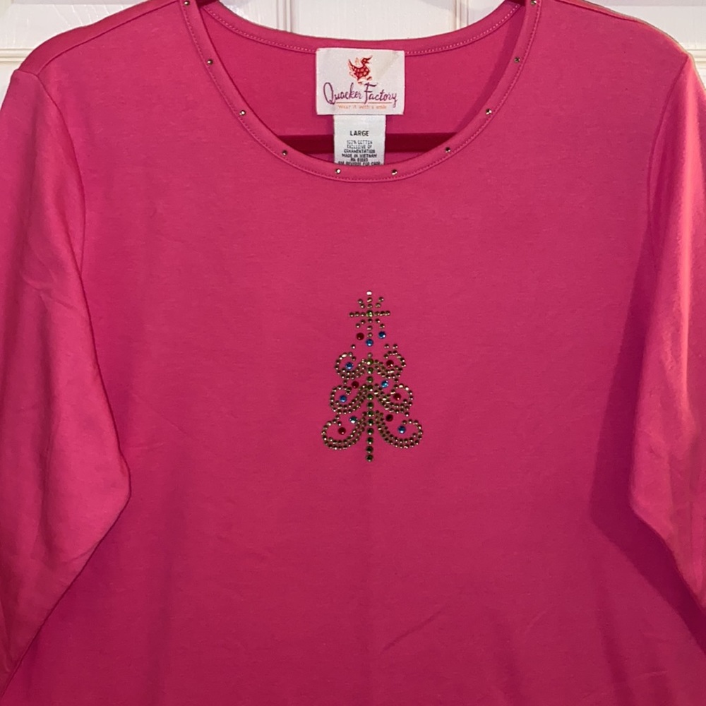 Quacker Factory SZ L . NWOT. Pink with a rhinestone Christmas tree .